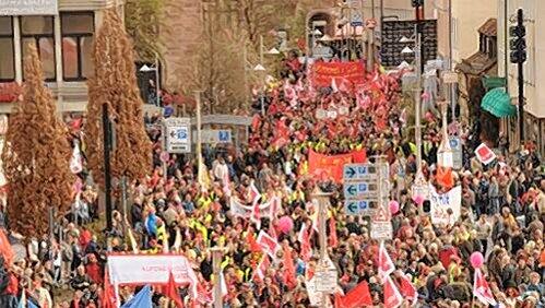 Der Kornmarkt und der Hallplatz waren am Samstag überfüllt mit 30.000 Demonstranten, die mit Trillerpfeifen die schwarz-gelbe Regierung auspfiffen. Der Kornmarkt und der Hallplatz waren am Samstag überfüllt mit 30.000 Demonstranten, die mit Trillerpfeifen die schwarz-gelbe Regierung auspfiffen.