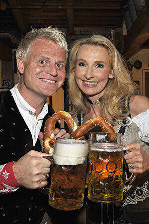 Mit einer schönen Maß Bier und der noch viel schöneren Sängerin Eva Lind an der Seite hat Comedian Guido Cantz gut lachen.