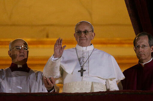 Sein erster Auftritt auf der Mittelloggia des Petersdoms: Jorge Mario Bergoglio ist Papst Franziskus I.