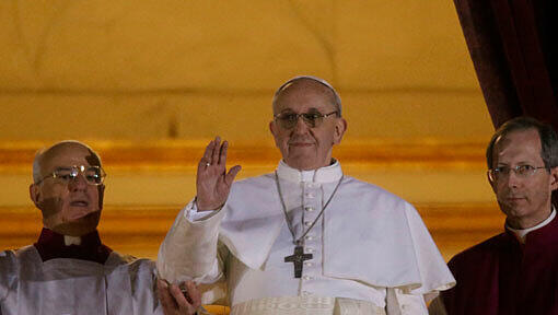 Sein erster Auftritt auf der Mittelloggia des Petersdoms: Jorge Mario Bergoglio ist Papst Franziskus I. Sein erster Auftritt auf der Mittelloggia des Petersdoms: Jorge Mario Bergoglio ist Papst Franziskus I.