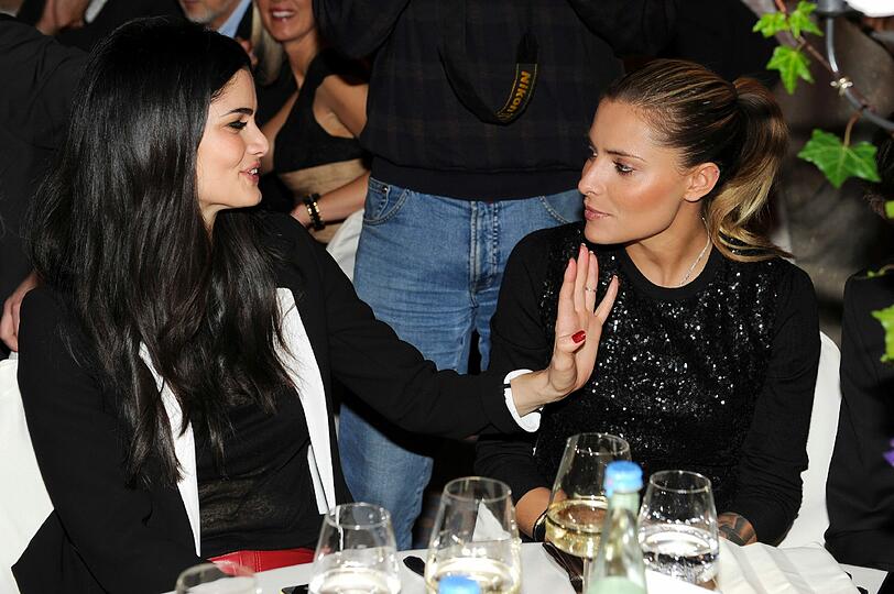 Unterhalten sich angeregt: Shermine Sharivar und Sophia Thomalla (r.).