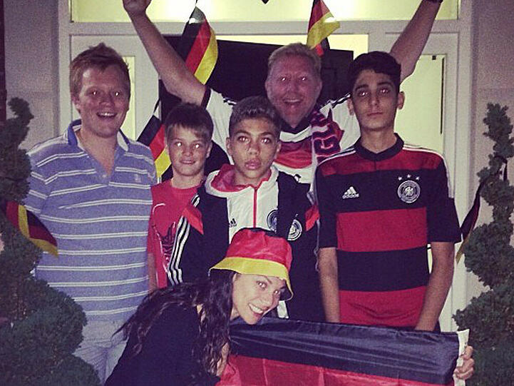 Boris Becker reckt jubelnd die Arme in die Luft