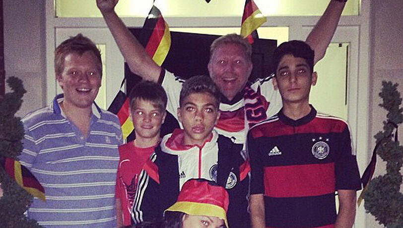 Boris Becker reckt jubelnd die Arme in die Luft