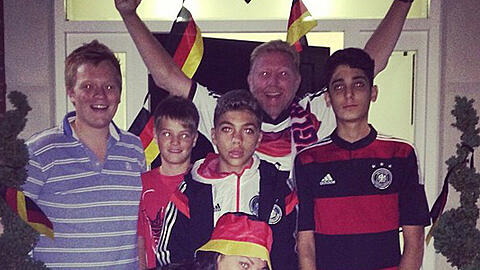 Boris Becker reckt jubelnd die Arme in die Luft