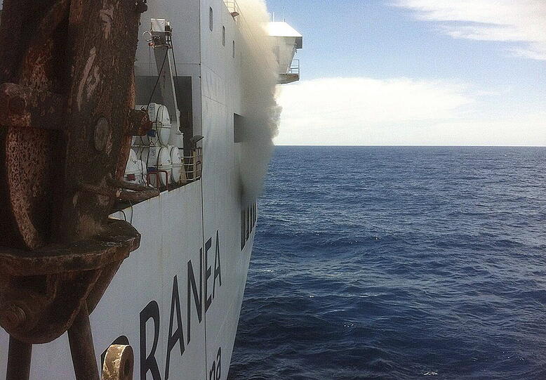 Rauchsäulen von der "Sorrento": Auf der spanische Fähre brach am Dienstagnachmittag ein Feuer aus.