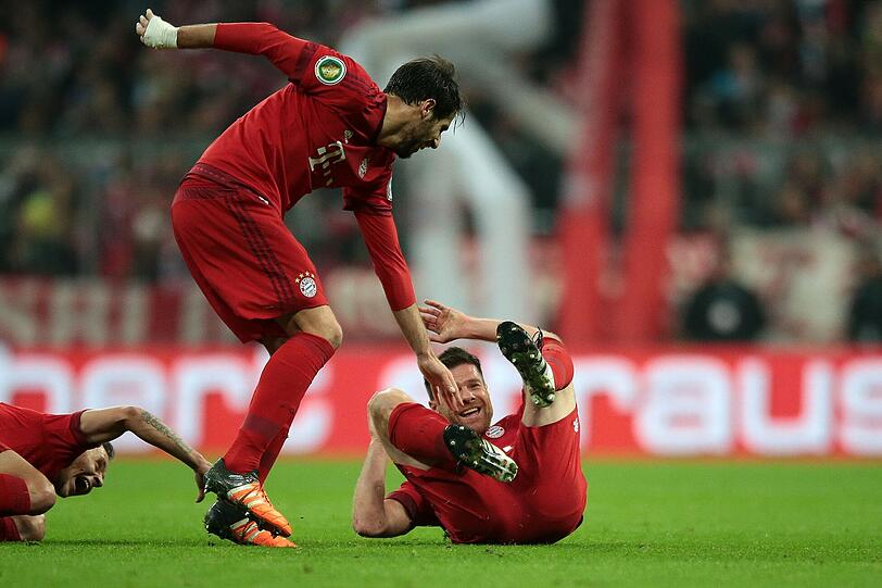 JAVI MARTÍNEZ: NOTE 3.
Wieder mal in der Innenverteidigung gefragt. Überzeugte dort mit seiner Kopfball- und Zweikampfstärke. Solider Auftritt.