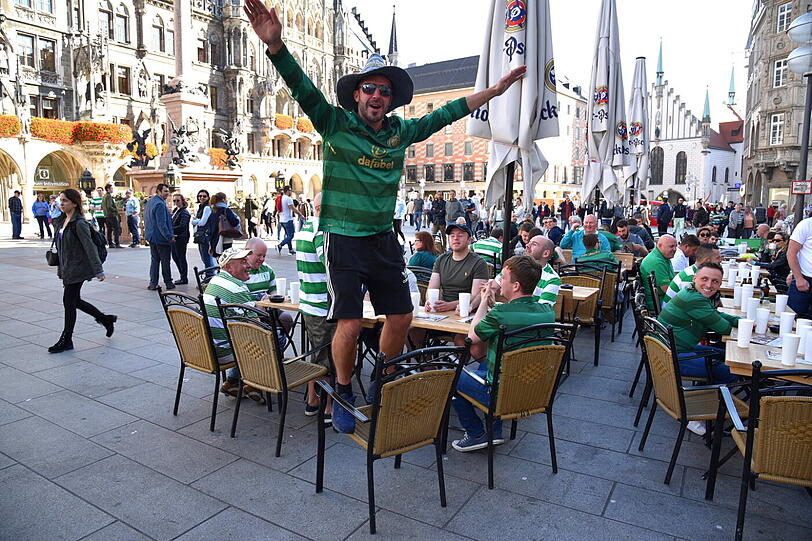 Auf dem Marienplatz feiern bereits die Celtic-Fans.