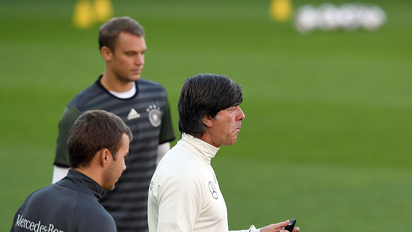 Bundestrainer Joachim Löw rechnet fest damit, dass Manuel Neuer bis zur WM im Sommer 2018 wieder fit ist.