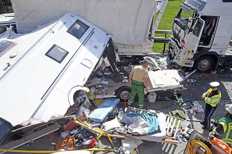 Auf der A8 am Irschenberg kam es am Donnerstag zu einem schrecklichen Unfall. Die Bilder vom Einsatz.