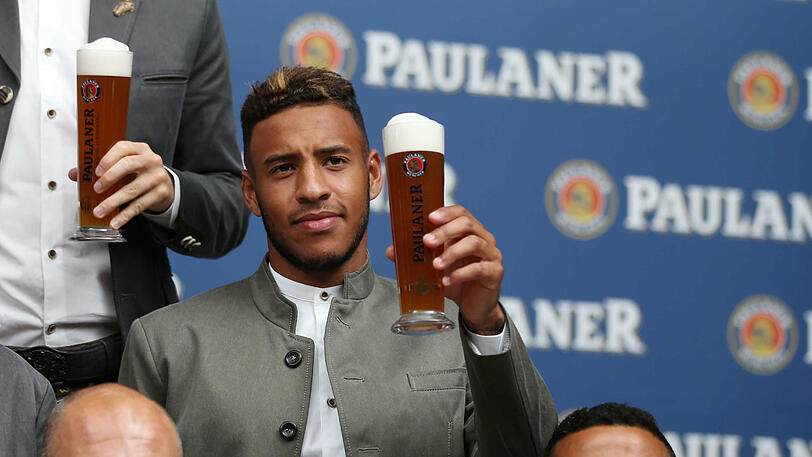 Zünftig in Lederhosen und Janker - die Bayern-Spieler beim traditionellen Wiesn-Shooting.