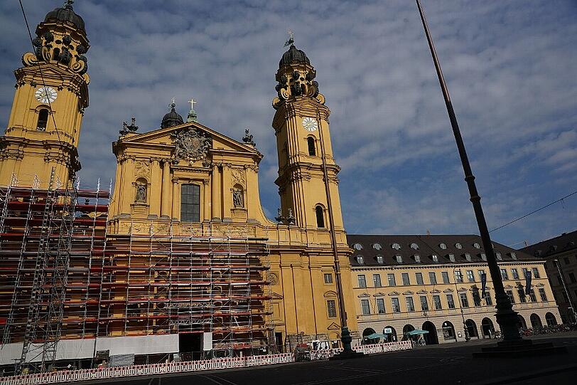 Derzeit kann man zusehen, wie das gerüst an der Theatinerkriche in die Höhe wächst. Bis 2016 wird die Vorderseite verhüllt sein. Danach kommen die Seiten und die Rückseite dran.
