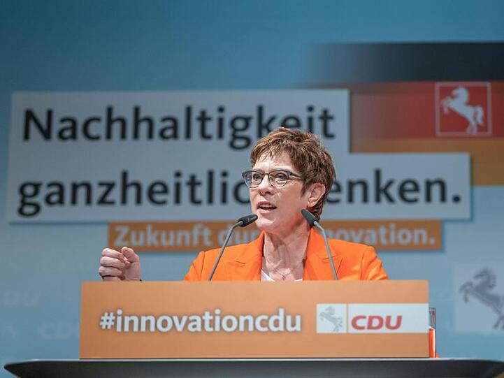 Annegret Kramp-Karrenbauer während ihrer Rede beim Landesparteitag der CDU Niedersachsen in Celle.