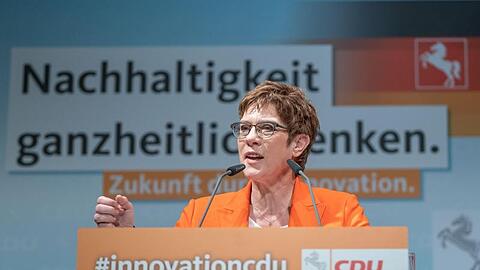 Annegret Kramp-Karrenbauer während ihrer Rede beim Landesparteitag der CDU Niedersachsen in Celle.