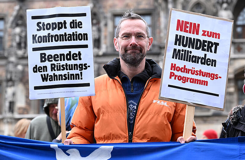 Gegen die Aufrüstung der Bundeswehr: Pazifisten haben am Samstag in München zum Ostermarsch aufgerufen. Die Bilder von der Demonstration.