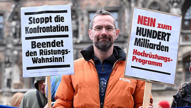 Gegen die Aufrüstung der Bundeswehr: Pazifisten haben am Samstag in München zum Ostermarsch aufgerufen. Die Bilder von der Demonstration. Gegen die Aufrüstung der Bundeswehr: Pazifisten haben am Samstag in München zum Ostermarsch aufgerufen. Die Bilder von der Demonstration.