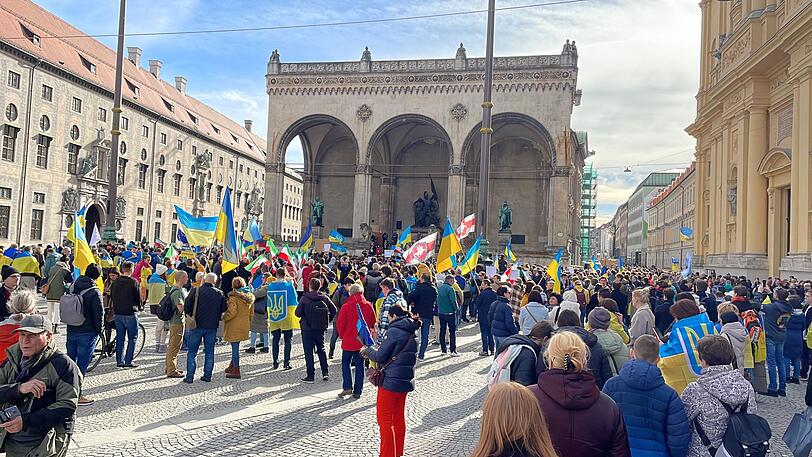Nach Polizeiangaben haben sich am Odeonsplatz kurz nach Demobeginn rund 1.000 Teilnehmer eingefunden.
