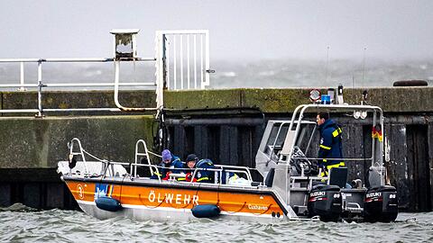 Ein spezielles Ölschiff ist im Einsatz.