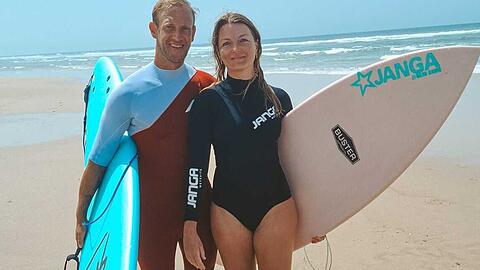 Yoyo Terhorst und Julia Schucht. Das Paar aus München ist vor zehn Jahren nach Portugal ausgewandert und betreibt ein Surfcamp. Yoyo Terhorst und Julia Schucht. Das Paar aus München ist vor zehn Jahren nach Portugal ausgewandert und betreibt ein Surfcamp.