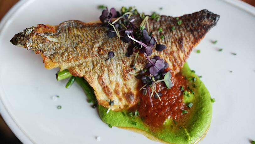 Dritter Gang: Dorade Royal vom Grill – Wilder Brokkoli / Erbsenpüree / Brodetto-Sauce Dritter Gang: Dorade Royal vom Grill – Wilder Brokkoli / Erbsenpüree / Brodetto-Sauce