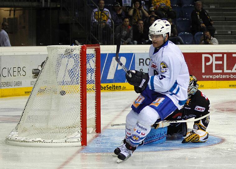 Eric Schneider, der Toptorjäger des EHC München, mit dem 3:2.