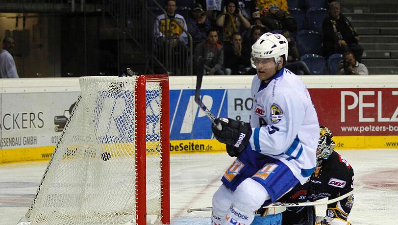 Eric Schneider, der Toptorjäger des EHC München, mit dem 3:2. Eric Schneider, der Toptorjäger des EHC München, mit dem 3:2.