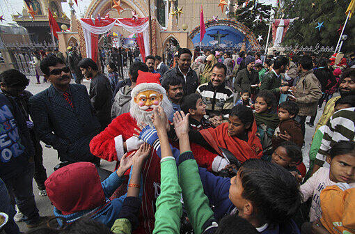 In Indien tragen die Weihnachtsmänner oft fratzenhafte Masken.