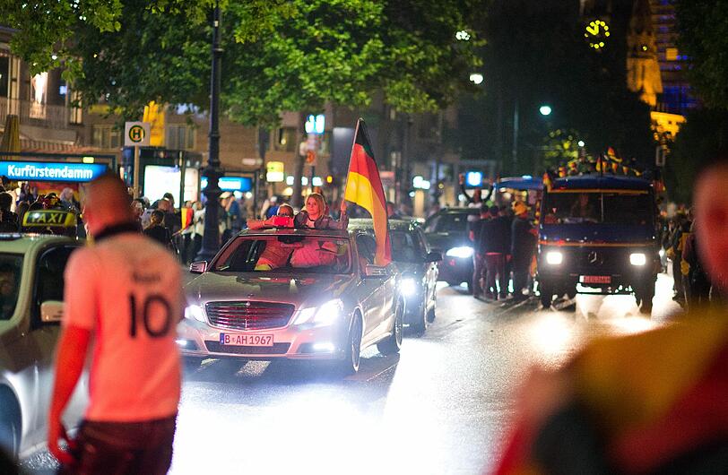 So feiern die Fans nach dem Public Viewing den WM-Titel.