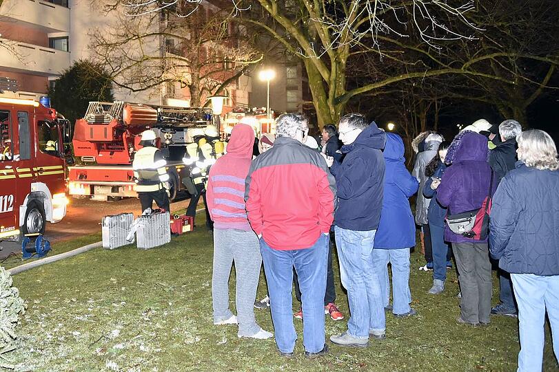 In einem neungeschossigen Wohnblock im Stadtteil Forstenried musste die Feuerwehr in der Nacht einen ausgedehnten Kellerbrand löschen. Ein Mann
erlitt eine Rauchgasvergiftung und wurde zur Behandlung in ein Krankenhaus gebracht.