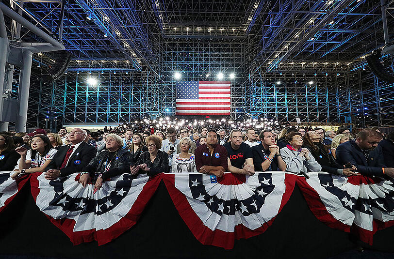 Clintons Anhänger verfolgen machtlos, wie Trump einen Swing State nach dem anderen gewinnt.