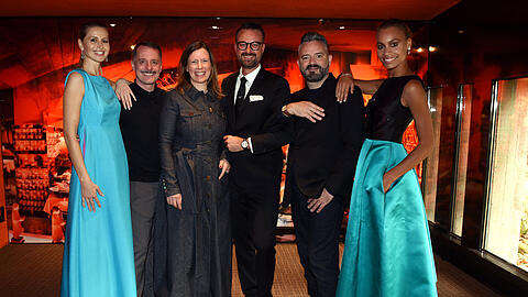 Ladys Lunch &ndash; mit ein paar Männern: Hausherrin Sabine Eichbauer (3. v. l.) und ihre Mitgastgeber Oliver Christian Eder (4. v. l., Harry Winston) und das Designer-Duo Johnny Talbot und Adrian Runhof (2. v. r.) zwischen zwei Models im Tantris.