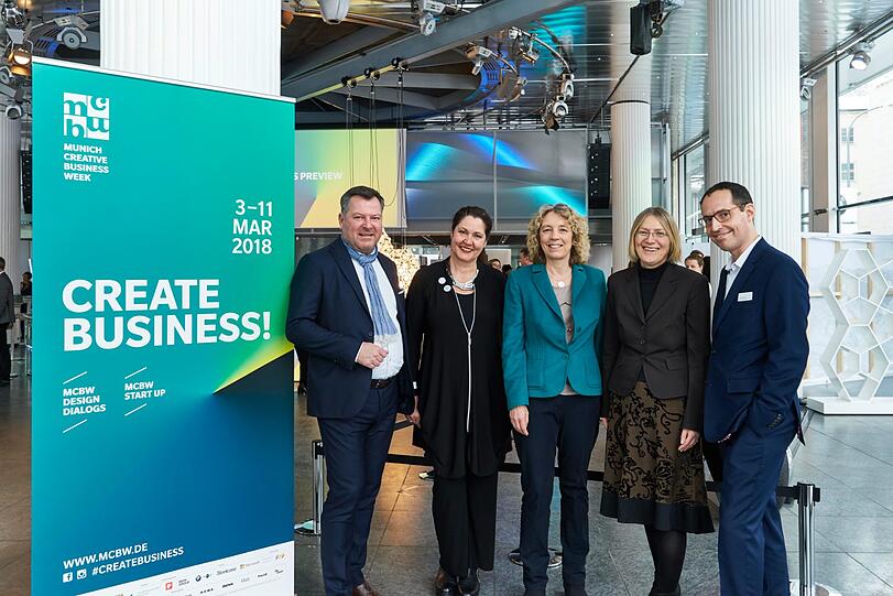 Von links: Josef Schmid (2. Bürgermeister), Sabine Unger (Leitung MCBW), Dr. Silke Claus (Geschäftsführung bayern design GmbH), Dr. Sabine Jarothe (Ministerialdirigentin & Abteilungsleiterin für Wirtschaftspolitik, Strategie und Kommunikation) und Dr. Kilian Steiner, Leitung Öffentlichkeitsarbeit bayern design GmbH.
