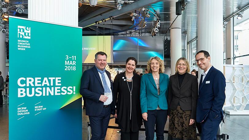 Von links: Josef Schmid (2. Bürgermeister), Sabine Unger (Leitung MCBW), Dr. Silke Claus (Geschäftsführung bayern design GmbH), Dr. Sabine Jarothe (Ministerialdirigentin & Abteilungsleiterin für Wirtschaftspolitik, Strategie und Kommunikation) und Dr. Kilian Steiner, Leitung Öffentlichkeitsarbeit bayern design GmbH.