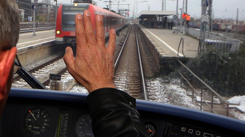 Tradition unter S-Bahn-Zugführern und auch allen anderen Fahrern von öffentlichen Verkehrsmitteln: das gegenseitige Grüßen.