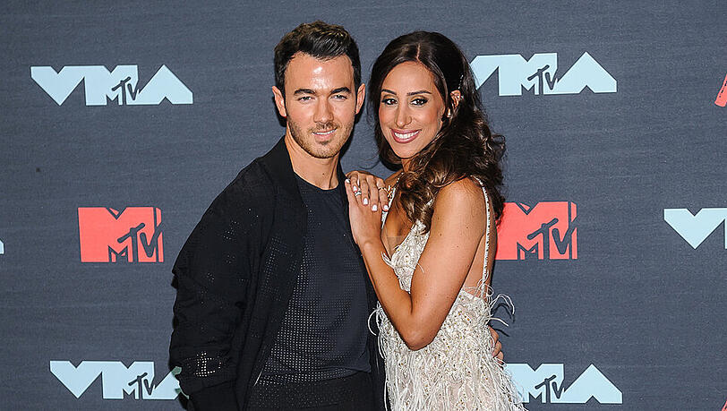 Kevin Jonas und Danielle Jonas sind seit zwölf Jahren zusammen, seit zehn Jahren verheiratet Kevin Jonas und Danielle Jonas sind seit zwölf Jahren zusammen, seit zehn Jahren verheiratet
