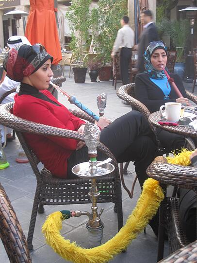 Doha: Freizügige Kataris beim Shisha-Rauchen im Souk.
