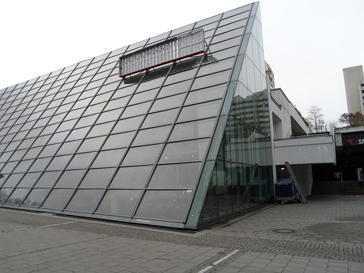 Nur noch die verwaiste Halterung weist auf das ehemalige Möbelhaus XXXLutz hin.