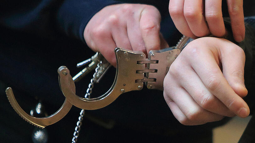 Die drei Angreifer, von denen einer ein Messer zückte, sitzen in Untersuchungshaft.