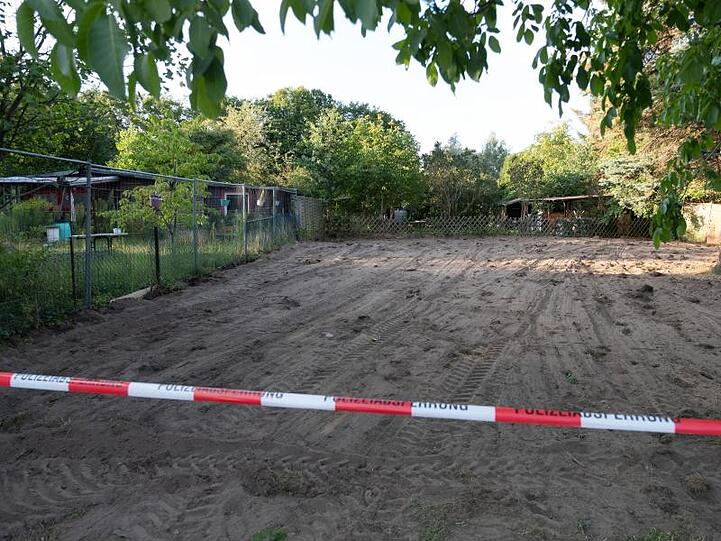 Sand ist auf der Kleingarten-Parzelle bei Seelze nach Beendigung der Polizeiaktion im Fall der vor 13 Jahren verschwundenen kleinen Maddie McCann zu sehen. Zwei Tage lang hatten Polizisten auf dem Grundstück das Erdreich mit Spaten und Harken durchkämmt.