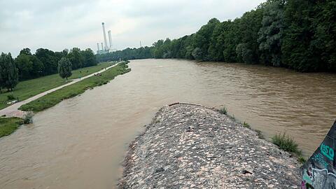 Der Pegel der Isar ist aufgrund der Regenfälle der vergangenen Tagen auf über 1,80 Meter angestiegen.