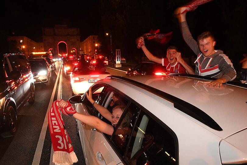 Die Freude bei den Bayern-Fans kennt nach dem Triple-Sieg keine Grenzen - klicken Sie sich durch die Bilder von der Party in der Landeshauptstadt.