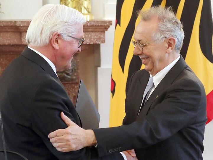 Bundespräsident Frank-Walter Steinmeier verleiht Dieter Kosslick das Bundesverdienstkreuz.