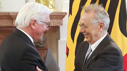 Bundespräsident Frank-Walter Steinmeier verleiht Dieter Kosslick das Bundesverdienstkreuz.