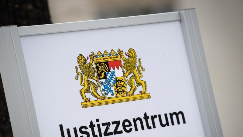 Ein Schild mit der Aufschrift "Justizzentrum Traunstein". (Archivbild) Ein Schild mit der Aufschrift "Justizzentrum Traunstein". (Archivbild)