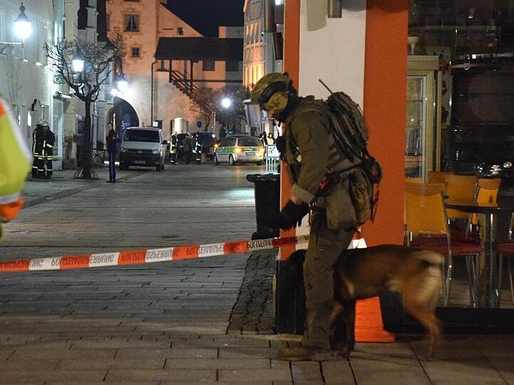 Das Sondereinsatzkommando (SEK) sperrt die Mindelheimer Innenstadt ab. Foto: Jeremy Rizer/dpa
