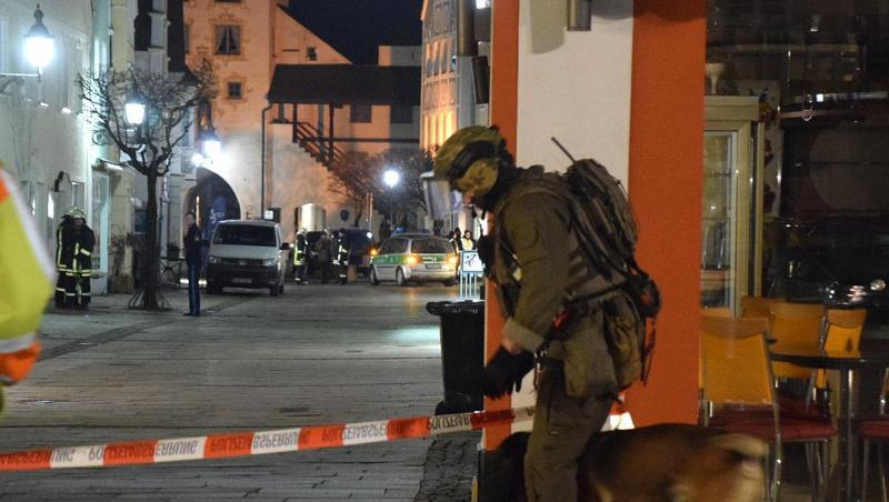 Das Sondereinsatzkommando (SEK) sperrt die Mindelheimer Innenstadt ab. Foto: Jeremy Rizer/dpa Das Sondereinsatzkommando (SEK) sperrt die Mindelheimer Innenstadt ab. Foto: Jeremy Rizer/dpa