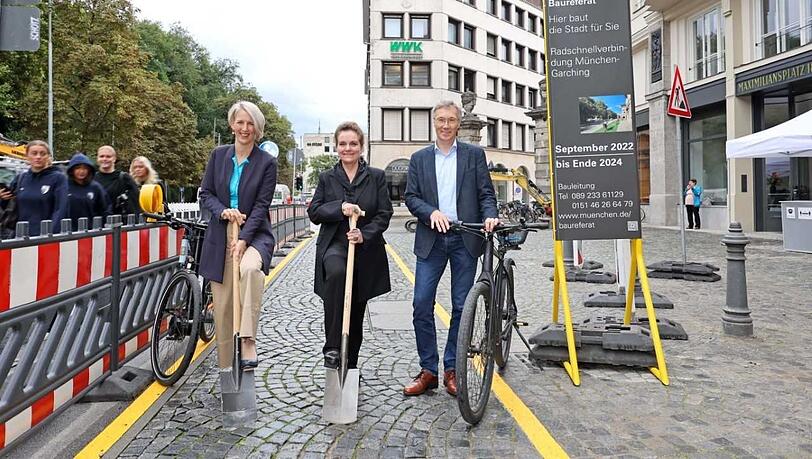 Bürgermeisterin Katrin Habenschaden (l.) mit Baureferentin Jeanne-Marie Ehbauer und Mobiltiätsreferent Georg Dunkel.