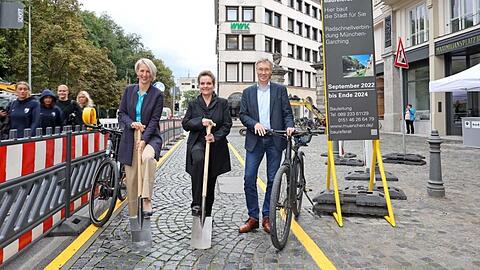 Bürgermeisterin Katrin Habenschaden (l.) mit Baureferentin Jeanne-Marie Ehbauer und Mobiltiätsreferent Georg Dunkel.
