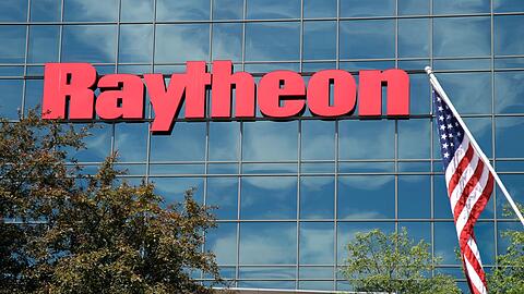 Eine amerikanische Flagge weht vor einem Gebäude des US-amerikanischen Rüstungskonzerns Raytheon.