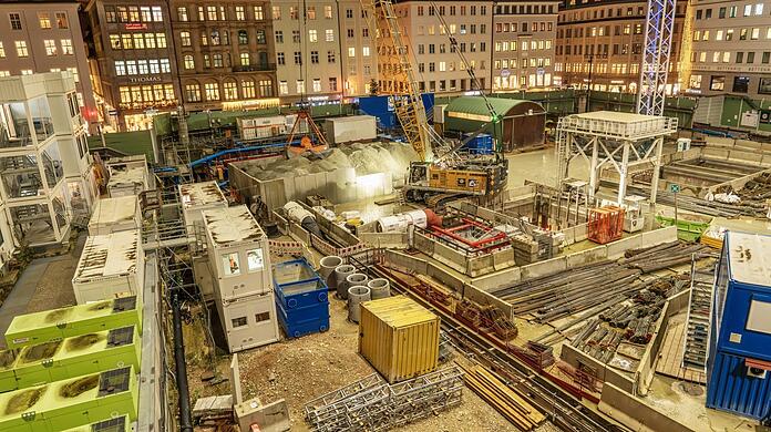 Eine der größten Dauerbaustellen der Stadt als Teil der zweiten Hauptstrecke, mitten im Zentrum: der Marienhof hinter dem Neuen Rathaus.  Seit Jahren wird hier gegraben, gebaggert und betoniert.  Und es werden noch weitere Jahre folgen, ungefähr elf.