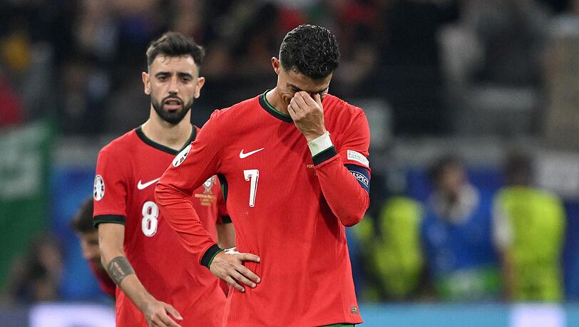 Ronaldo (r.) weinte nach seinem vergebenen Elfmeter in der Verlängerung. Ronaldo (r.) weinte nach seinem vergebenen Elfmeter in der Verlängerung.